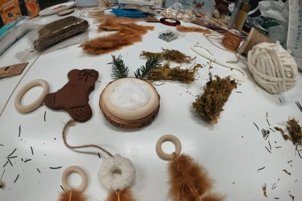 delavnica-izdelava-bozicnih-okraskov-807672110-FDF5-8298-1477-B7F2A654BA22.jpg
